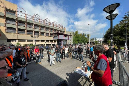 Une centaine de motards manifestent contre le contrôle technique devant la préfecture à Nice
