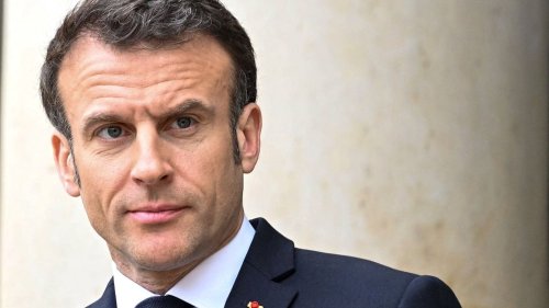 Réforme des retraites : "la foule" qui manifeste n'a "pas de légitimité face au peuple qui s'exprime à travers ses élus", estime Emmanuel Macron