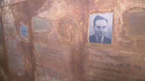 Les graffitis des résistants emprisonnés pendant la Seconde Guerre mondiale, réunis dans une exposition immersive à Limoges