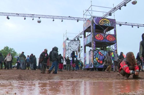 Rave party illégale de 10 000 personnes dans le Lot : "il y en a pour des dizaines de milliers d'euros de dégâts" estime le maire