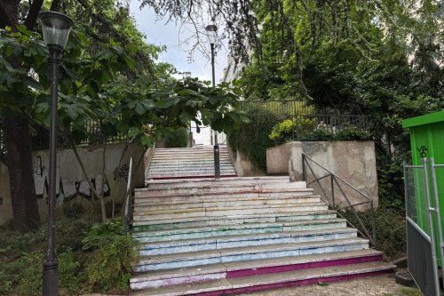 "C'est inadmissible" : un escalier arc-en-ciel repeint en blanc pour masquer les couleurs LGBT à Paris