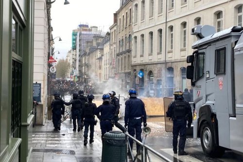VIDEO. De violents affrontements avec les forces de l'ordre pour la manifestation des pêcheurs en colère à Rennes.