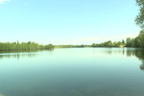 "S’il faut pousser le grillage, on le poussera" : durant des décennies un lieu de baignade, ce lac est privatisé pour pêcher