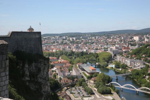 "Ce n'est pas du tout sécurisé" : en pleine escalade, une jeune femme de 22 ans meurt après une chute de 20m sous la Citadelle de Besançon