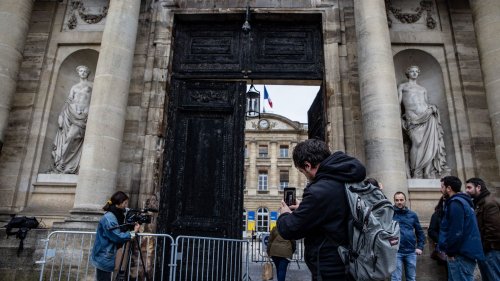 Mairie de Bordeaux incendiée : un individu mis en examen pour "incendie volontaire"