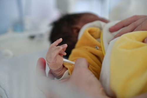Nouveau-né abandonné dans une « boîte à bébé » en Suisse : on vous explique pourquoi ce dispositif n'existe pas en France