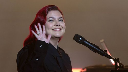 "Une performance historique" : Louane dévoile samedi soir à la mi-temps du match France-Écosse le titre qu'elle interprétera à l'Eurovision