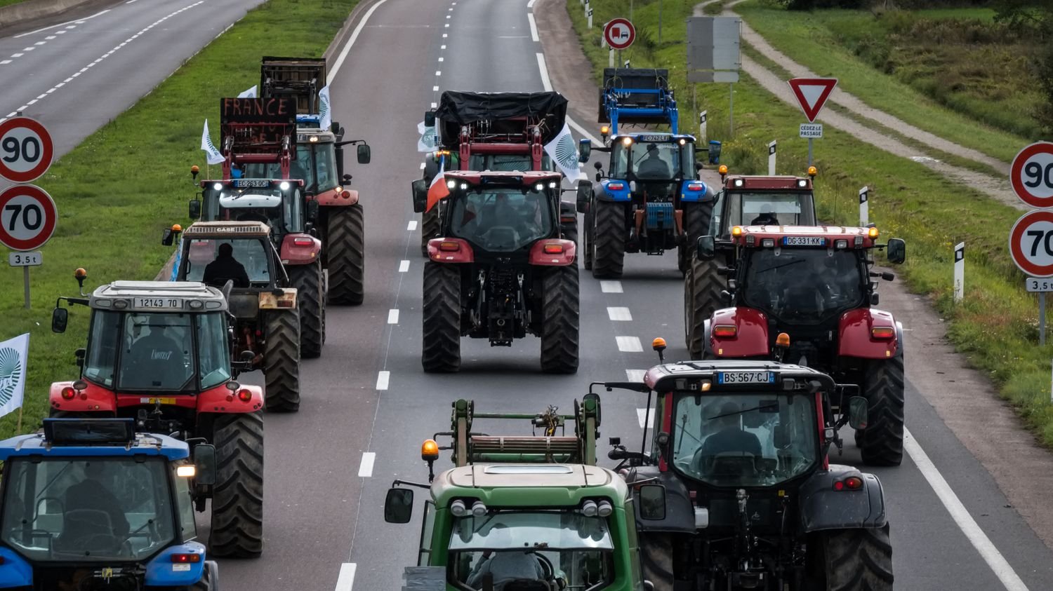 Colère des agriculteurs : la FNSEA et les Jeunes agriculteurs, syndicats majoritaires, maintiennent la pression sur le gouvernement