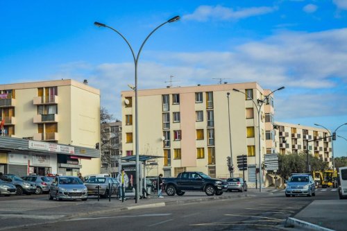 Deux hommes surgissent à moto en pleine nuit et tirent au fusil mitrailleur, nouvelle nuit agitée dans un quartier sensible de Nîmes