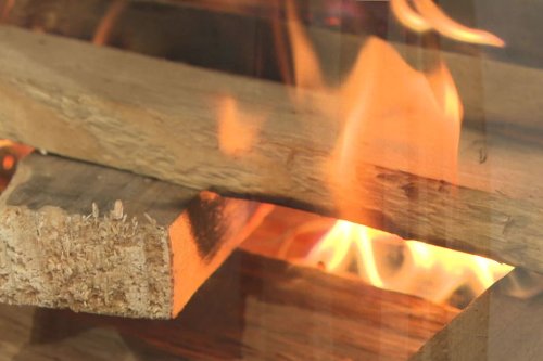 Le bois de chauffage, solution miracle face à la hausse des prix du gaz et de l'électricité ?