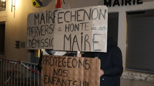 Pédopornographie : des habitantes de la commune d'Echenon demandent à Emmanuel Macron la révocation de leur maire