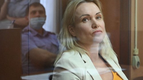 Guerre en Ukraine : la journaliste et dissidente russe Marina Ovsiannikova, recherchée par le Kremlin, donne de ses nouvelles et se dit "innocente"