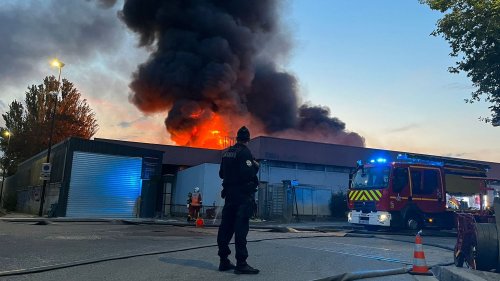 Seine-Saint-Denis : l'incendie d'un entrepôt à Bobigny est maîtrisé