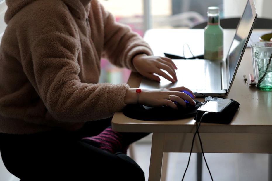 "Les dirigeants veulent ramener tout le monde au bureau" : Cinq ans après le Covid, les télétravailleurs font de la résistance