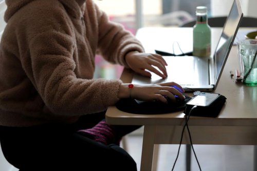 "Les dirigeants veulent ramener tout le monde au bureau" : Cinq ans après le Covid, les télétravailleurs font de la résistance