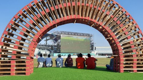 Reportage Coupe du monde 2022 : on a visité la fan zone réservée aux travailleurs migrants, en plein soleil, loin du centre-ville et des stades