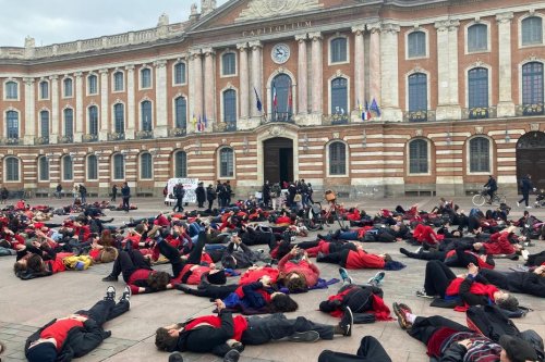 Allongés sur la place du Capitole, ils s'estiment menacés par la coupe dans les budgets culture