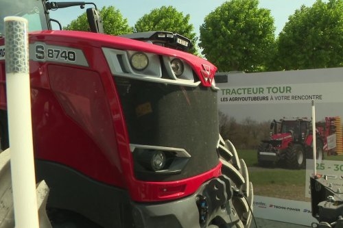VIDÉO. Ils montrent leur quotidien à la Ferme sur internet : le Tracteur Tour des agri-youtubeurs en escale en Haute-Vienne