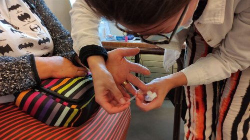Covid-19 : dans les centres de vaccination, les tests sérologiques rapides, dits Trod, permettent de vérifier le nombre de doses de vaccin nécessaire