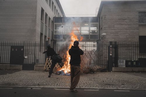 VIDEO. Réforme des retraites. Début d'incendie au commissariat de Lorient. La police prise pour cible par des manifestants