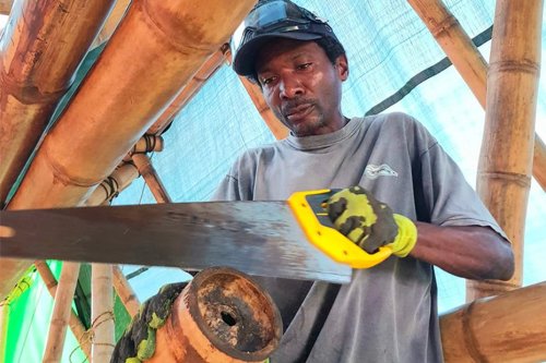 Fondok à Trinité : Christophe Relouzat construit meubles et maisons en bambou