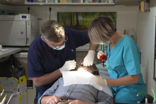 "Il y a beaucoup de patients en errance" : un cabinet de dentiste itinérant fait le plein en Ardèche