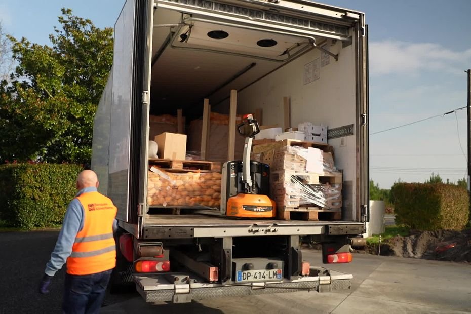 Les agriculteurs offrent quatre tonnes de denrées à la Banque alimentaire pour compenser le blocage des grandes surfaces
