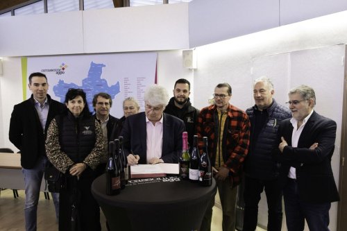 INSOLITE. Taxe de 200% sur le vin : "Make wine great again", ce politique envoie six bouteilles à la Maison-Blanche pour interpeller Donald Trump