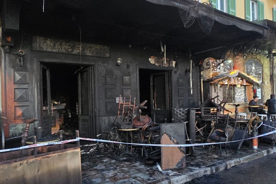 Un bar de la place Saint-Nicolas, à Bastia, entièrement détruit par un feu