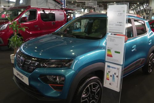 Voitures électriques : "nous avons envie de changer de voiture, mais pas à ce prix" déplorent les visiteurs du salon de l'auto de Montpellier