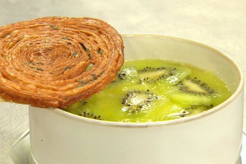Mousse chocolat blanc, tartare de kiwi : testez cette recette gourmande avec sa touche de croquant irrésistible