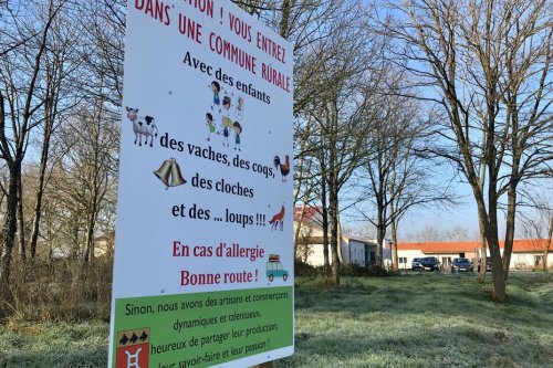 Insolite : en Vendée des pancartes conseillent aux anti-ruraux, et aux allergiques de la campagne de passer leur chemin.