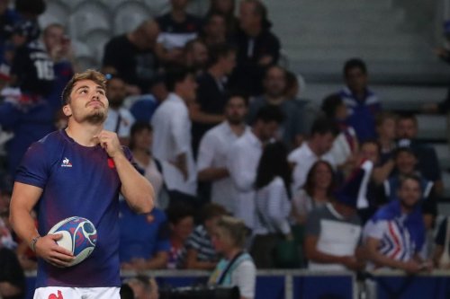 Antoine Dupont passe des examens ce vendredi soir à Toulouse : une course contre la montre pour les demi-finales de la Coupe du Monde
