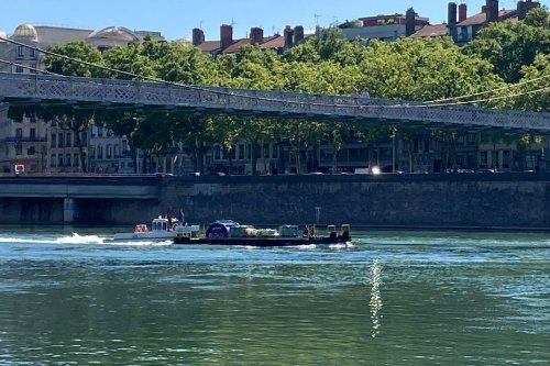 Le bateau et le vélo électrique pour livrer dans le centre-ville de Lyon
