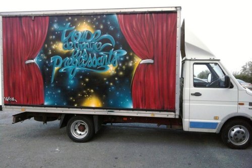 Après le vol de son camion contenant les décors de son nouveau spectacle, la compagnie Les Préglissants, annule ses représentations