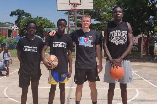 Sport : un Alsacien développe le basket en Tanzanie pour son stage d'études, "je reviendrai, c'est sûr"
