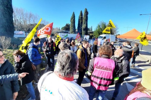 Manifestation chez Sanofi à Montpellier : des salariés mobilisés en soutien à deux déléguées syndicales menacées de licenciement