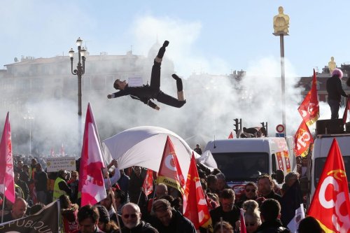 Un lancer de "paillassou", ce pantin traditionnel de Nice, à l'effigie d'Emmanuel Macron, vaut une garde à vue à son créateur