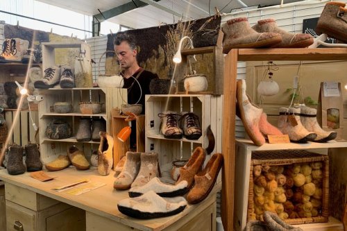 Chaussures, pull, sac, peluche et même des étuis isothermes : le feutre se décline dans notre quotidien