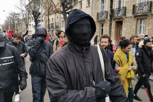 TÉMOIGNAGE. "On est prêts à tout" : comment les Black Blocs justifient la violence à Dijon