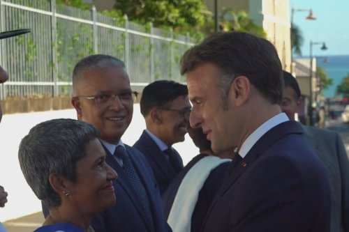 Emmanuel Macron à La Réunion : vêtue d'un t-shirt noir revendicatif, Ericka Bareigts plaide la cause des Missions locales