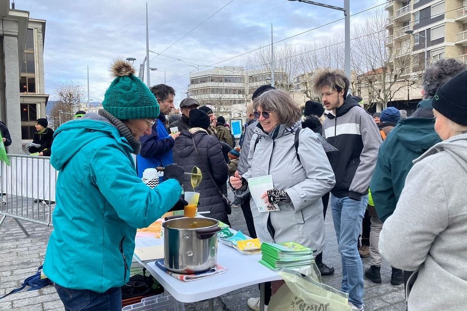 « C’est attaquer notre métier » : des agriculteurs manifestent contre les actions visant les établissements publics de l’environnement