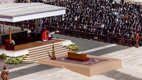                    Défilé des chefs d'Etat, homélie sur la paix, procession dans Rome... Revivez les funérailles du pape François en six séquences