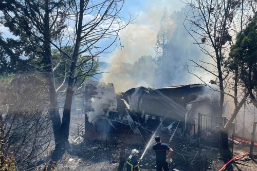 Haute-Garonne : un feu de végétation provoque la destruction d'une maison et de trois voitures