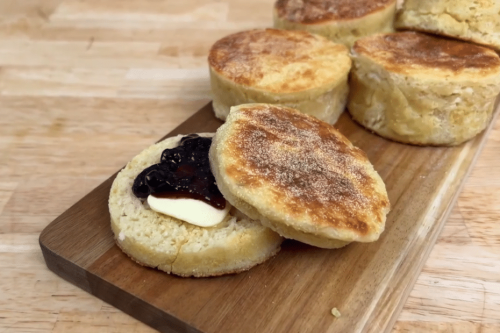 Moelleux, croustillants, faciles à préparer : découvrez la recette des muffins anglais pour accompagner vos brunchs