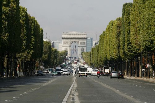 VIDEO. "Taxer les SUV est une hérésie" : pour les Parisiens concernés, la mesure ne changera rien