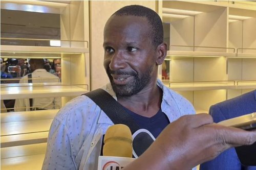 Vivez en direct le retour à Paris du journaliste martiniquais Olivier Dubois, ex-otage au Sahel