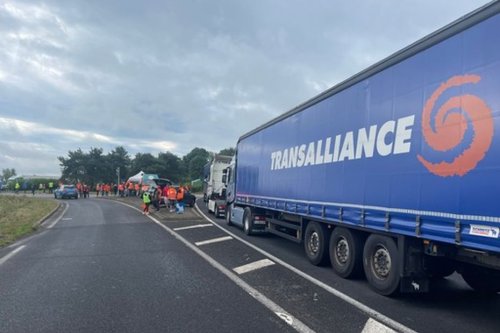 Grève des routiers : blocage de la zone d'activité à Lunéville, les chauffeurs réclament des hausses de salaires "tout augmente sauf les salaires"