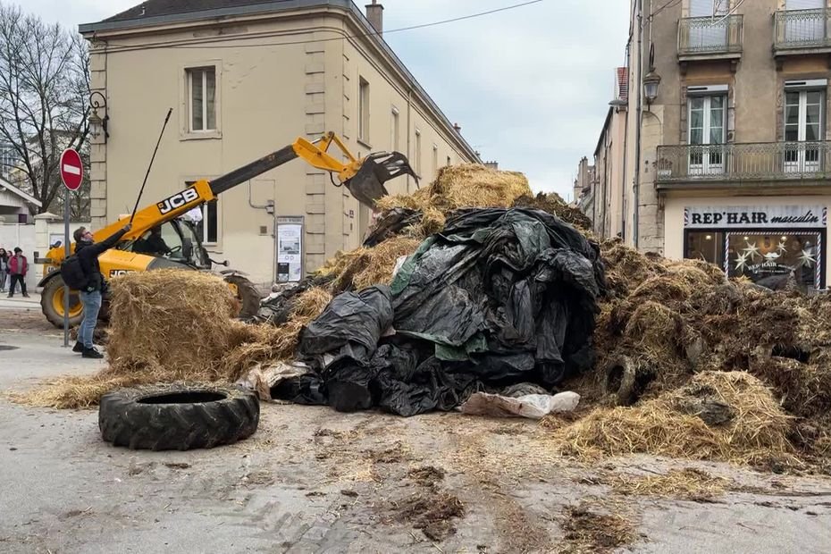 Des montagnes de déchets à nettoyer, pour plus de 130 000 euros… les agriculteurs sont-ils hors de contrôles ?