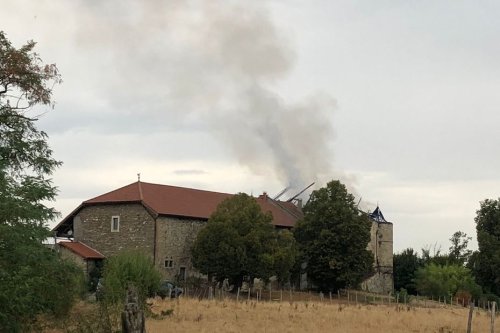 Orages en Isère : la foudre s'abat sur un château près de Bourgoin-Jallieu, la toiture prend feu